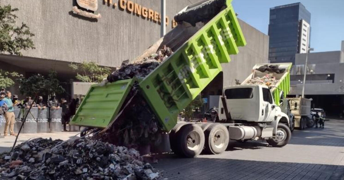 Tiran basura afuera del Congreso de NL en son de protesta
